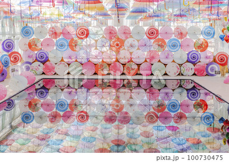 ハーブ園のカラフルな「アンブレラスカイ」 福島県猪苗代町 ハーブ園のカラフルな「アンブレラスカイ」 福島県猪苗代町 100730475