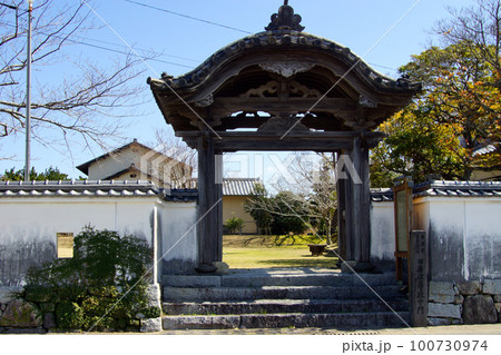 佐賀県唐津市　唐津城周辺の散策コース　「旧唐津藩藩校中門」 100730974