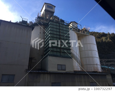 武甲山の石灰石工場 武甲山の石灰石工場 100732297