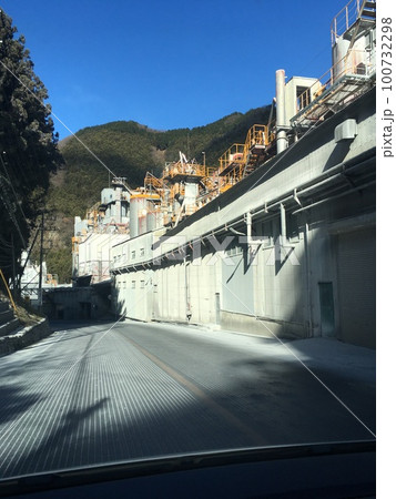 武甲山の石灰石工場 武甲山の石灰石工場 100732298