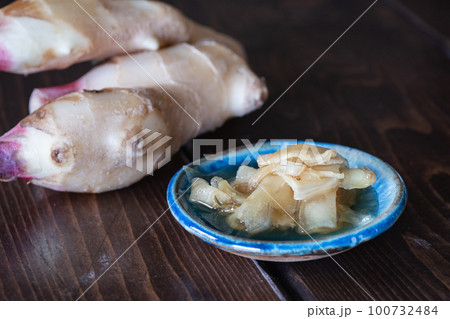 新鮮な生姜の蜂蜜漬けシロップ。 100732484