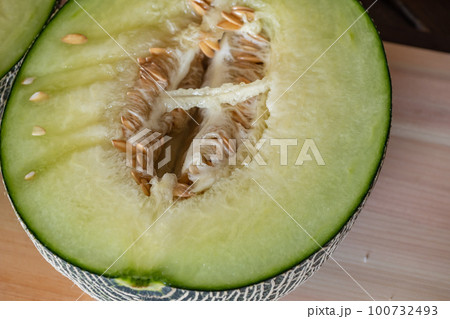 熟した甘いマスクメロン。半分にカットした断面。 100732493