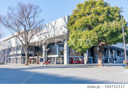 東京都台東区上野公園 快晴の東京文化会館 東京都台東区上野公園 快晴の東京文化会館 100732517
