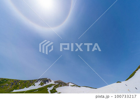 【初夏素材】乗鞍高原の雪の壁とハロ【長野県】 100733217
