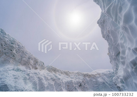 【初夏素材】乗鞍高原の雪の壁とハロ【長野県】 100733232