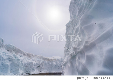 【初夏素材】乗鞍高原の雪の壁とハロ【長野県】 100733233