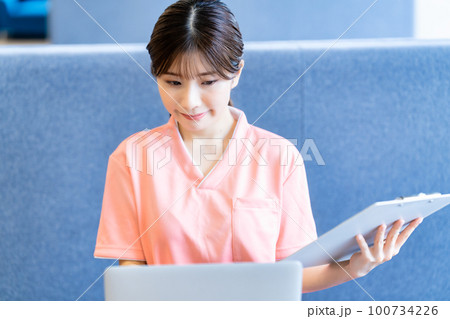 カルテの情報をパソコンに登録する若い女性 100734226