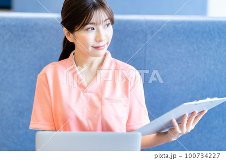 カルテの情報をパソコンに登録する若い女性 100734227