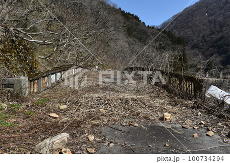 廃道に架かる橋 100734294