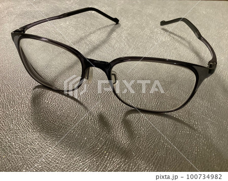 置かれたメガネ　1/4 100734982