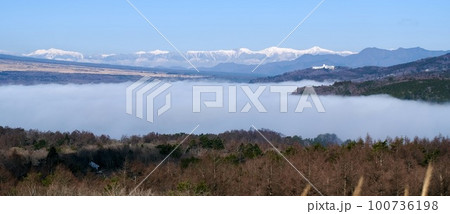 【山梨】パノラマ台から見る南アルプス連峰と山中湖の雲海 100736198