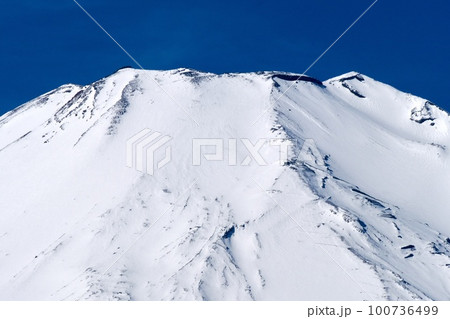 【山梨】パノラマ台から見る雪の富士山（冬） 100736499