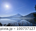 湖面に映る逆さ富士(本栖湖からの富士山) 100737127