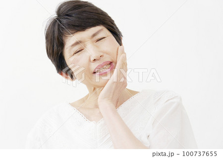 歯が痛い中年女性　白背景 100737655