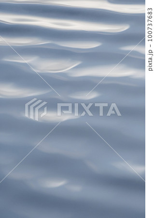 背景素材　青白い水面　テクスチャ  100737683