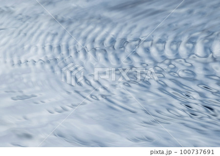 背景素材　青白い水面　テクスチャ  100737691