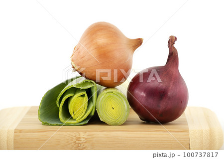 Sliced leek between red and yellow onions Sliced leek between red and yellow onions 100737817
