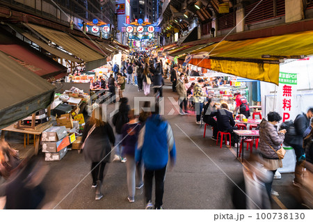 《東京都》アメ横商店街・上野の賑わう市場《ハイアングル》 《東京都》アメ横商店街・上野の賑わう市場《ハイアングル》 100738130