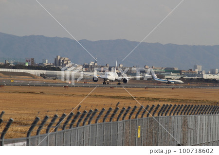 伊丹空港　離陸　出発 100738602