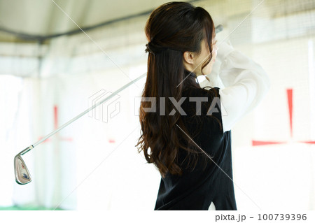 ゴルフ練習をする女性 100739396