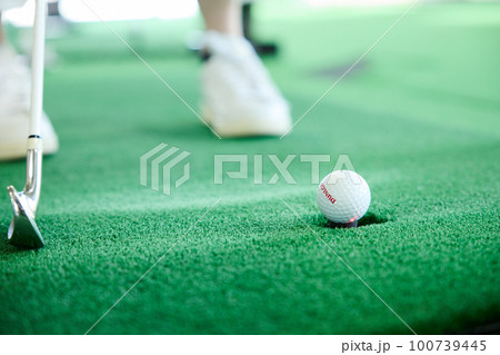 ゴルフ練習をする女性 100739445