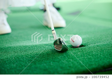 ゴルフ練習をする女性 ゴルフ練習をする女性 100739452