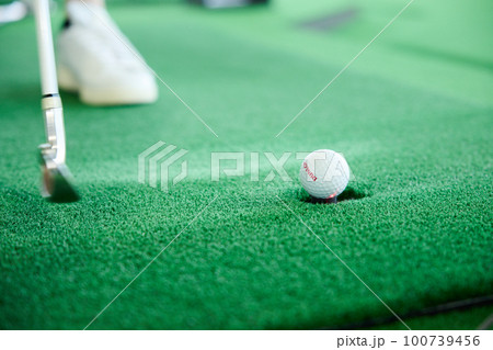 ゴルフ練習をする女性 100739456