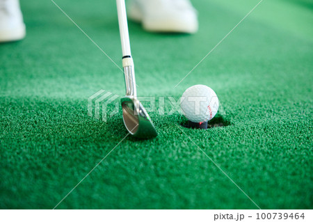 ゴルフ練習をする女性 100739464