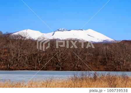 北海道苫小牧市、雪に覆われた初春の樽前山と錦大沼【3月】 100739538