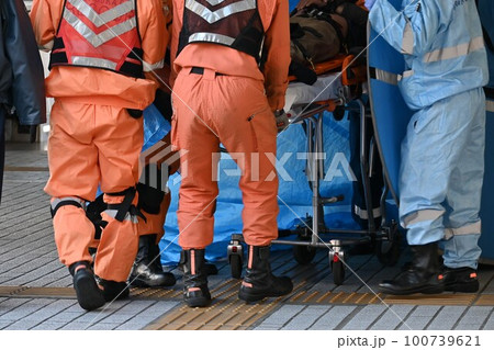 急病人の救急搬送現場 100739621