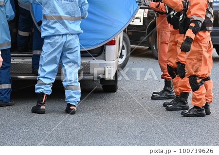 急病人の救急搬送現場 急病人の救急搬送現場 100739626