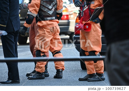 急病人の救急搬送現場 100739627