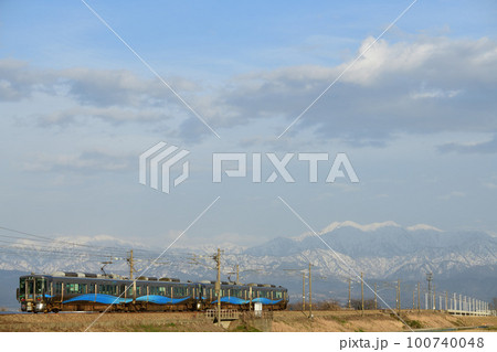 立山連峰とあいの風とやま鉄道521系電車 100740048