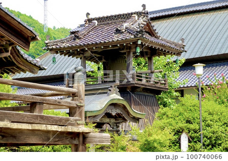 誕生寺の鐘楼　浄土宗法然上人の誕生地　岡山県久米郡久米南町 100740066