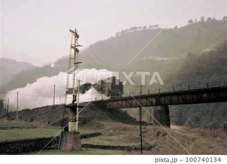 昭和43年 D51単機発車 伯備線 布原信号所 腕木式信号機 岡山県 古いカラー写真 昭和43年 D51単機発車 伯備線 布原信号所 腕木式信号機 岡山県 古いカラー写真 100740134