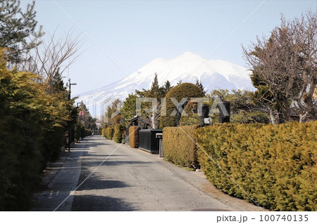青空の岩木山と仲町伝統的建造物群保存地区　武家屋敷跡　弘前市　青森県　 100740135