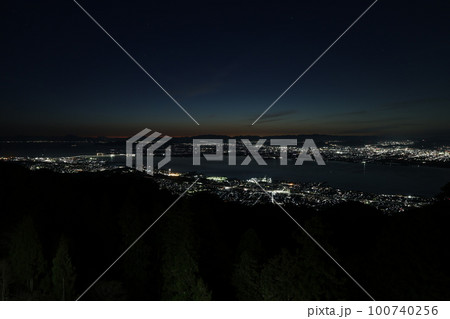 日本の滋賀県、琵琶湖の夜景 日本の滋賀県、琵琶湖の夜景 100740256
