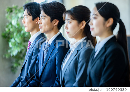就活する若い男女 面接 就活する若い男女 面接 100740329