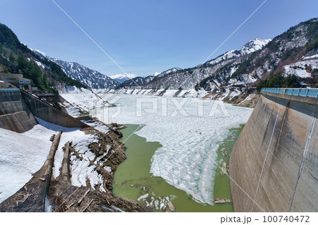雪が残る黒部ダム 雪が残る黒部ダム 100740472