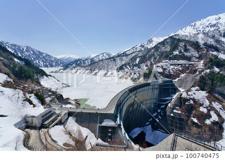 雪が残る黒部ダム 100740475