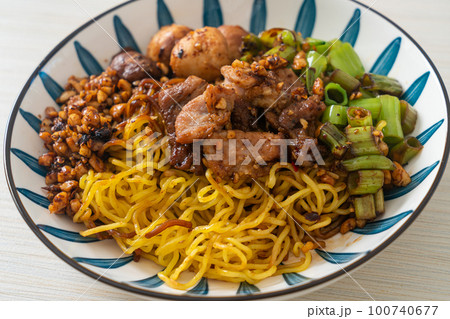 dried egg noodle with pork and meatball 100740677