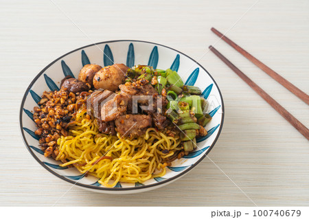 dried egg noodle with pork and meatball 100740679