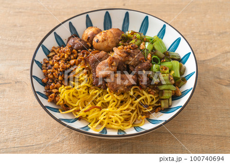 dried egg noodle with pork and meatball 100740694