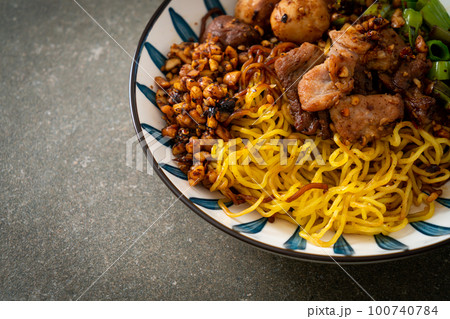 dried egg noodle with pork and meatball 100740784