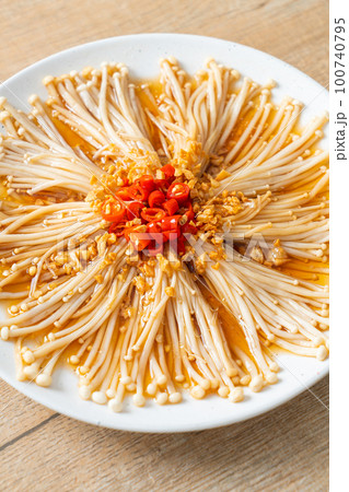 steamed golden needle mushroom or enokitake with soy sauce, chilli and garlic 100740795