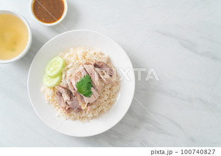 Hainanese Chicken Rice or steamed rice with chicken 100740827