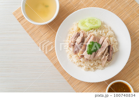 Hainanese Chicken Rice or steamed rice with chicken 100740834
