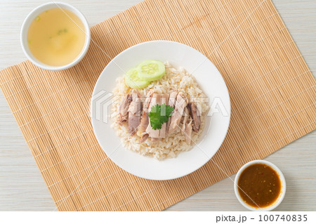 Hainanese Chicken Rice or steamed rice with chicken 100740835