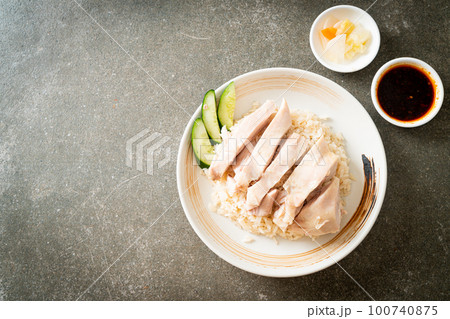 Hainanese chicken rice or rice steamed with chicken soup 100740875