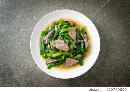 Stir-fried onion flower stem with pork liver Stir-fried onion flower stem with pork liver 100740890